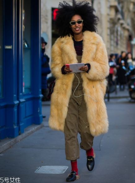 皮草搭配什么褲子好看？打造冬日新時(shí)尚