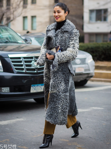 皮草搭配什么褲子好看？打造冬日新時(shí)尚