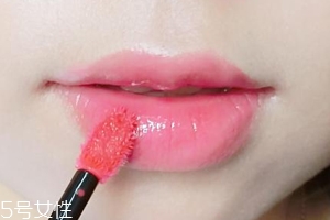 唇釉適合哪些人用？唇紋深的人