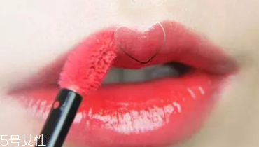 唇釉適合哪些人用？唇紋深的人