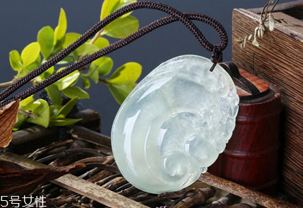 糯種翡翠屬于什么檔次？翡翠的價值你清楚嗎