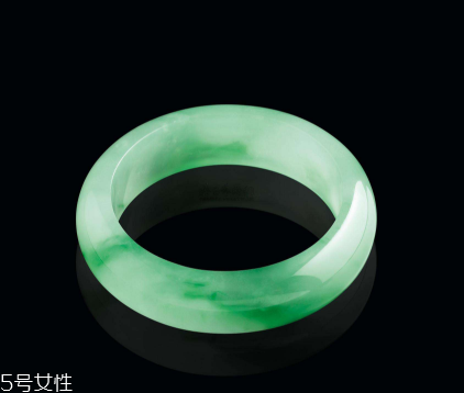 翡翠手鐲戴在哪只手好？行內(nèi)人士給出答案