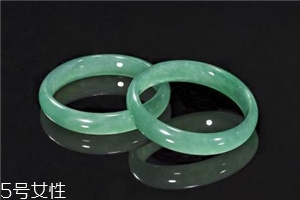 翡翠手鐲戴在哪只手好？行內(nèi)人士給出答案