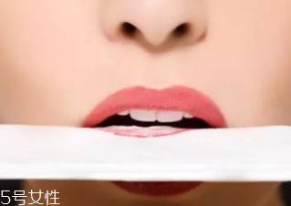 化妝新手怎么化唇妝？咬唇妝自然日常