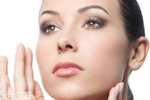 美白精華可以常年使用嗎？春秋用最好