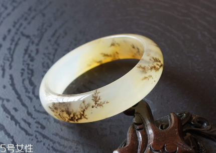 黃龍玉手鐲戴哪只手？手鐲佩戴要當(dāng)心