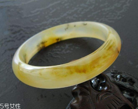 黃龍玉手鐲起棉怎么辦？正常現(xiàn)象不必驚慌