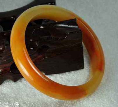 黃龍玉手鐲起棉怎么辦？正?，F(xiàn)象不必驚慌