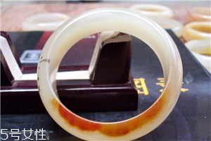 黃龍玉手鐲起棉怎么辦？正?，F(xiàn)象不必驚慌