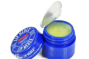 blistex唇膏有哪幾款？使用唇膏應(yīng)該適量