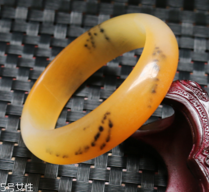 黃龍玉手鐲什么顏色才是最好的？這樣選絕不出錯