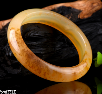 黃龍玉手鐲什么顏色才是最好的？這樣選絕不出錯