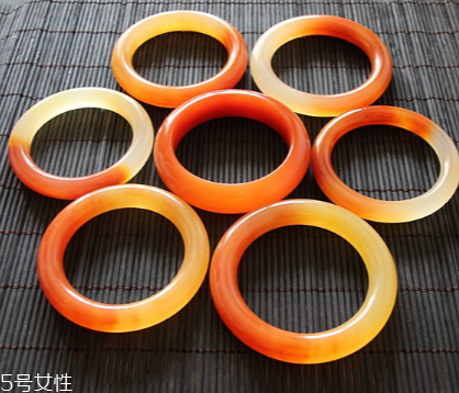 黃龍玉手鐲對(duì)身體好嗎？原來(lái)戴玉的好處這么多