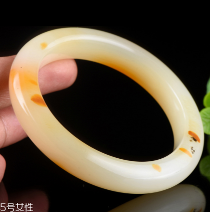 黃龍玉手鐲對(duì)身體好嗎？原來(lái)戴玉的好處這么多