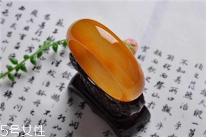 黃龍玉手鐲對(duì)身體好嗎？原來(lái)戴玉的好處這么多