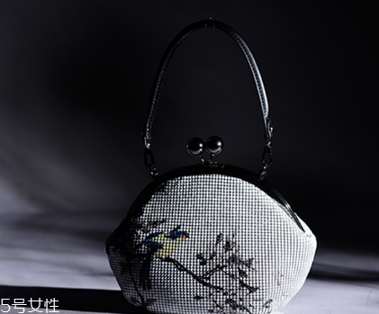 過年背什么包包好看？2018最火的包包款式