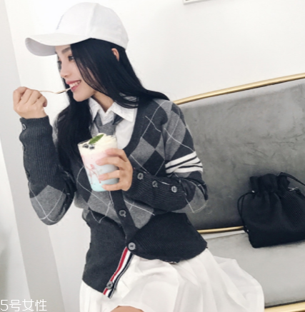 格子針織衫怎么搭配？有一種經(jīng)典叫格紋