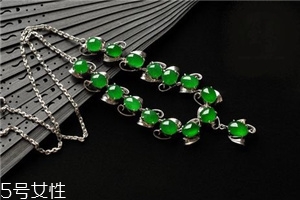 翡翠項(xiàng)鏈一般多少錢？彰顯神圣高貴地位