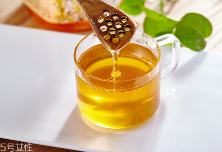 嘴唇干裂脫皮可以用蜂蜜嗎？滋潤(rùn)唇部小妙招