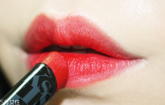 紅唇妝怎么畫最好看？復(fù)古紅唇妝的畫法