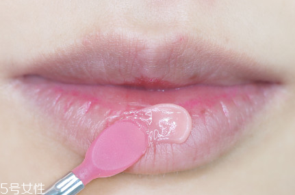 蘭芝限量唇膜哪個(gè)好聞？敷唇膜前熱敷效果更好