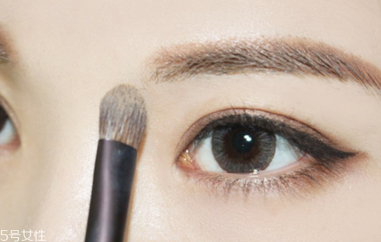 紅唇妝怎么畫最好看？復(fù)古紅唇妝的畫法