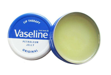 凡士林涂嘴唇可以吃嗎？凡士林唇膏使用步驟
