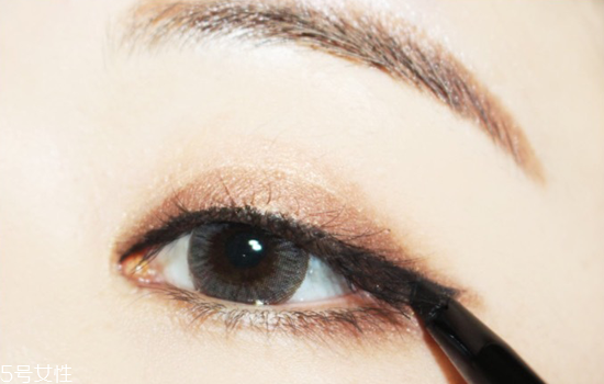 紅唇妝怎么畫最好看？復(fù)古紅唇妝的畫法