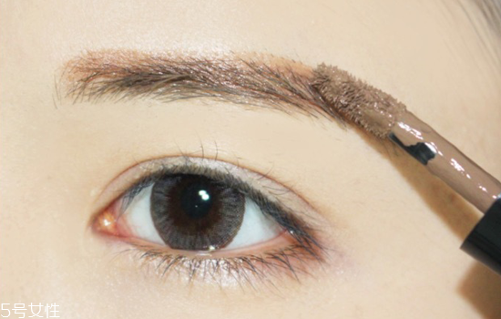 紅唇妝怎么畫最好看？復(fù)古紅唇妝的畫法