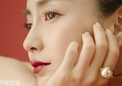 紅唇妝怎么畫最好看？復(fù)古紅唇妝的畫法