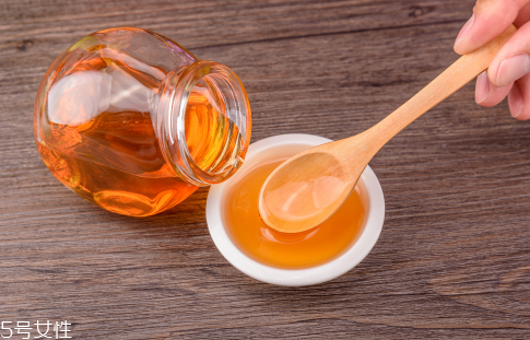 嘴唇干裂脫皮可以用蜂蜜嗎？滋潤(rùn)唇部小妙招
