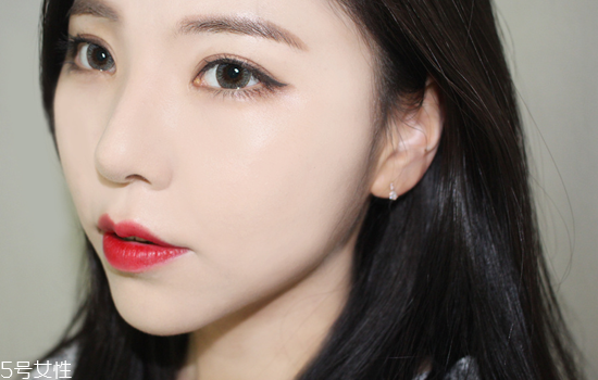 紅唇妝怎么畫最好看？復(fù)古紅唇妝的畫法