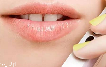 怎么涂口紅不干沒唇紋？淡化唇紋的唇膏這樣用有效