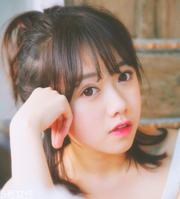 女生短卷發(fā)發(fā)型推薦 短發(fā)半扎丸子頭扎法 女生短卷發(fā)發(fā)型推薦 短發(fā)半扎丸子頭扎法