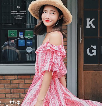 一字肩衣服怎么搭配？時髦精的高端裸露