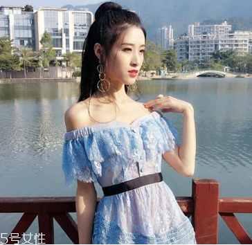 一字肩衣服怎么搭配？時髦精的高端裸露