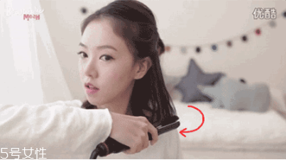 短發(fā)發(fā)尾外翻的發(fā)型怎么弄？誰弄誰美