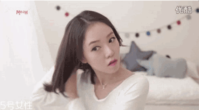 短發(fā)發(fā)尾外翻的發(fā)型怎么弄？誰弄誰美