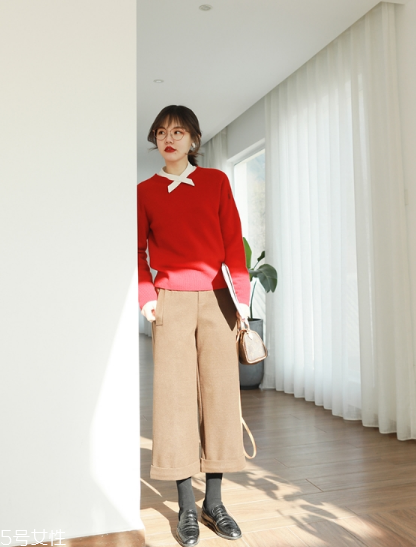 大紅色毛衣配什么顏色好看？色彩搭配很重要