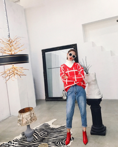 大紅色毛衣配什么顏色好看？色彩搭配很重要