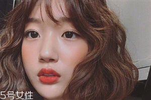 女生短卷發(fā)發(fā)型推薦 短發(fā)半扎丸子頭扎法 女生短卷發(fā)發(fā)型推薦 短發(fā)半扎丸子頭扎法