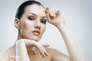 皮膚不吸收護(hù)膚品怎么回事？光用乳液面霜遠(yuǎn)遠(yuǎn)不夠