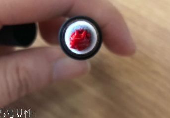 唇釉和口紅哪個(gè)不容易掉色？