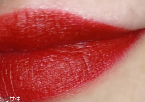 唇釉和口紅哪個(gè)不容易掉色？