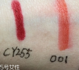 唇釉和口紅哪個(gè)不容易掉色？