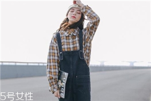 背帶褲怎么搭配？超減齡的小清新裝扮