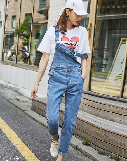 背帶褲怎么搭配？超減齡的小清新裝扮