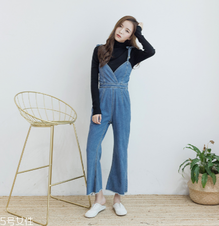 背帶褲怎么搭配？超減齡的小清新裝扮