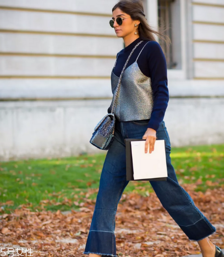 拼色牛仔褲怎么搭配？開春的最火的一條褲子