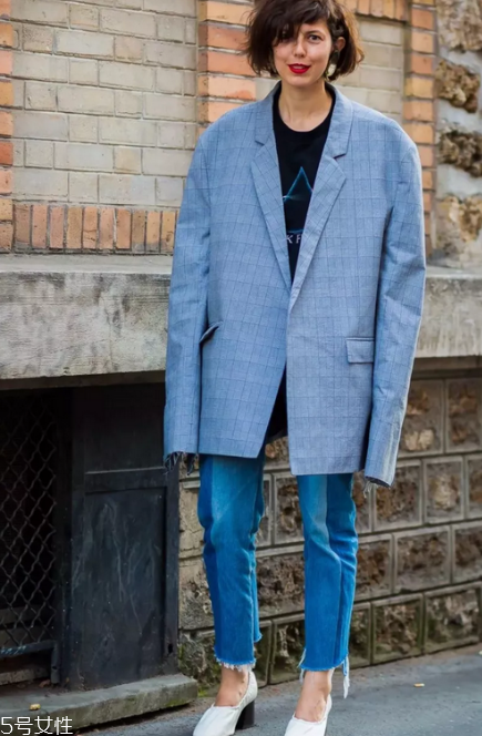 拼色牛仔褲怎么搭配？開春的最火的一條褲子